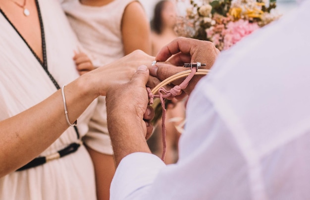 Noiva e noivo colocando seus anéis em um casamento na praia