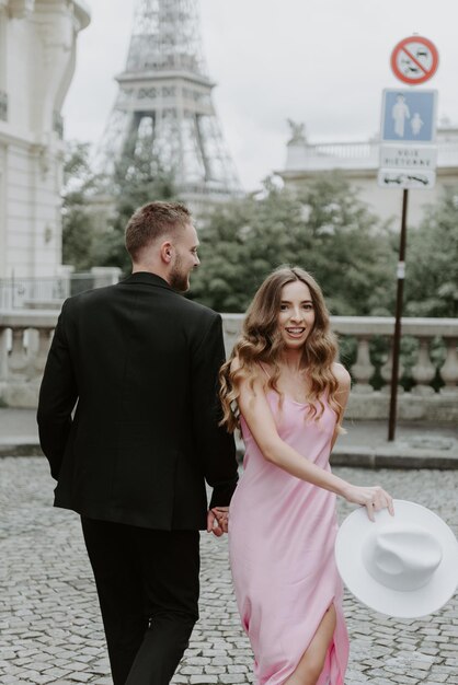 Noiva e noivo curtindo seu casamento em Paris