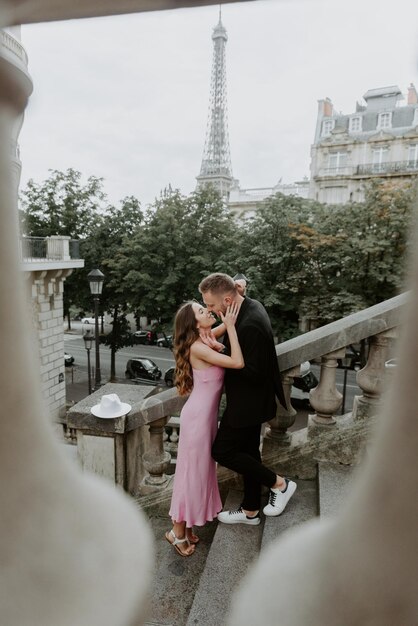 Noiva e noivo curtindo seu casamento em Paris
