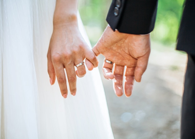 Noiva e noivo de mãos dadas
