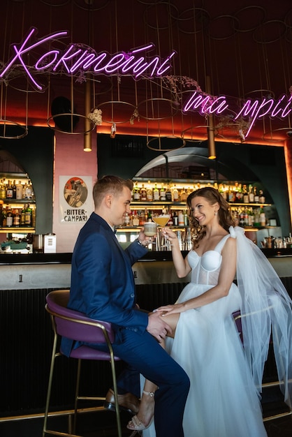 Noiva e noivo dentro de um bar de coquetéis