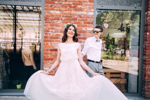 Noiva e noivo elegantes posando juntos ao ar livre no dia do casamento