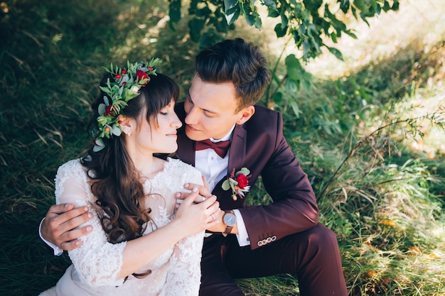 Foto noiva e noivo elegantes posando juntos ao ar livre no dia do casamento