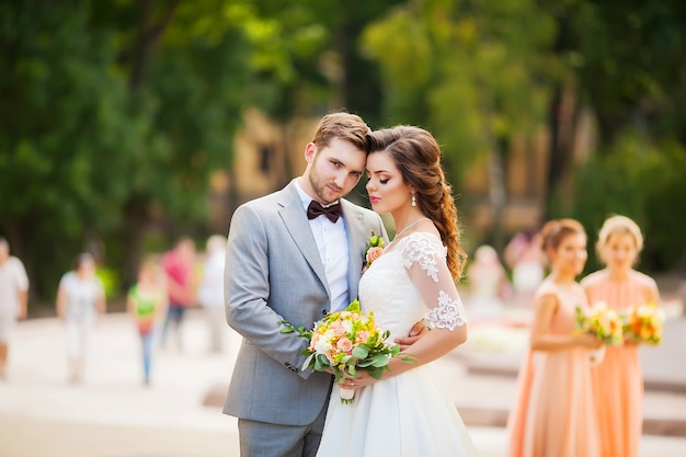 Noiva e noivo em um parque no dia do casamento