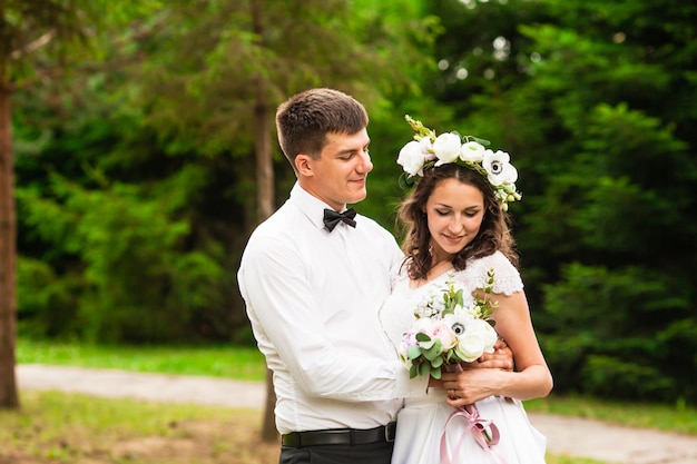 Noiva e noivo felizes após a cerimônia de casamento