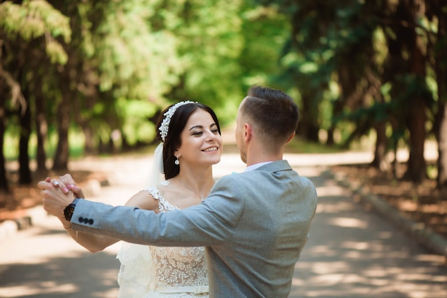 Noiva e noivo felizes em seu casamento