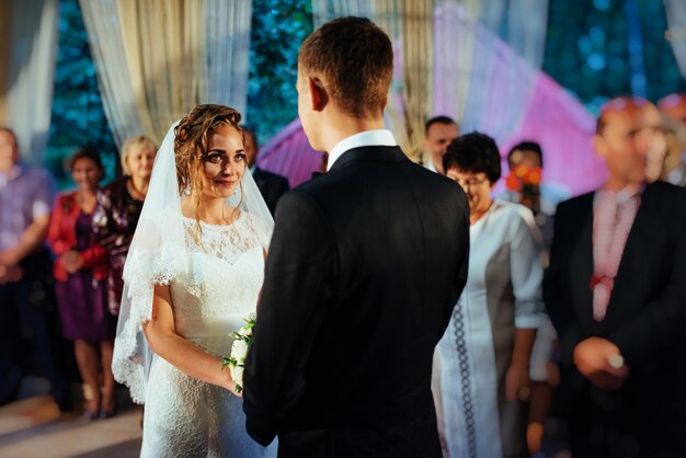 Noiva e noivo felizes sua primeira dança, casamento