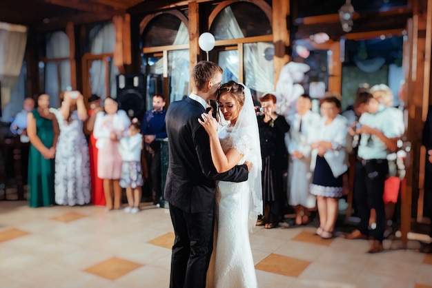 Noiva e noivo felizes sua primeira dança, casamento