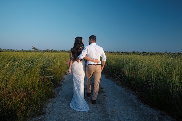 Noiva e noivo. jovem casal luxuoso de recém-casados apaixonados posando para a primeira sessão de fotos de casamento de família