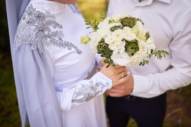 Noiva e noivo Muçulmanos asiáticos se casam em uma linda celebração de tema de amor vermelho nikah day