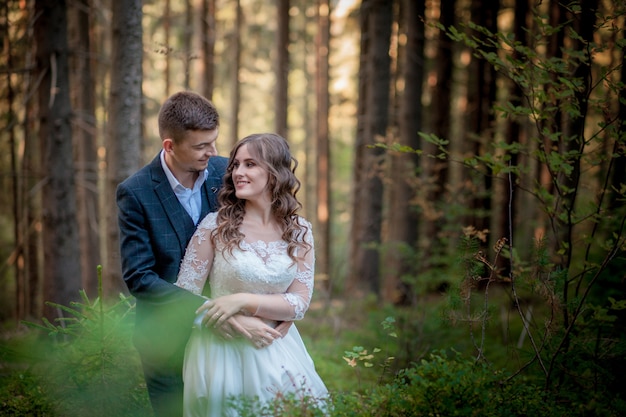 Noiva e noivo na floresta em seu casamento, sessão de fotos.