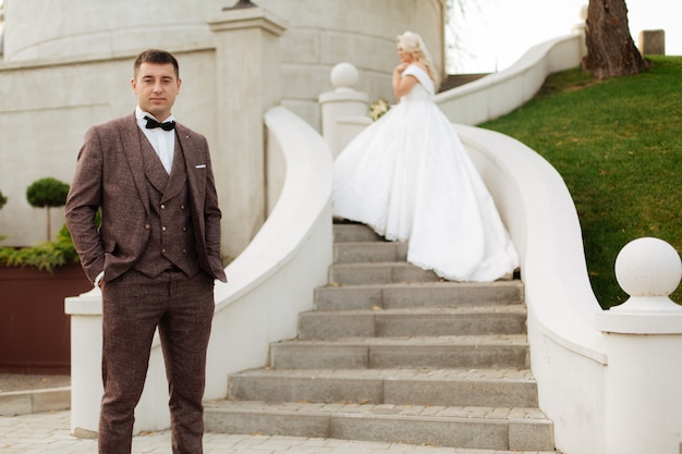 Noiva e noivo na floresta em seu casamento, sessão de fotos.