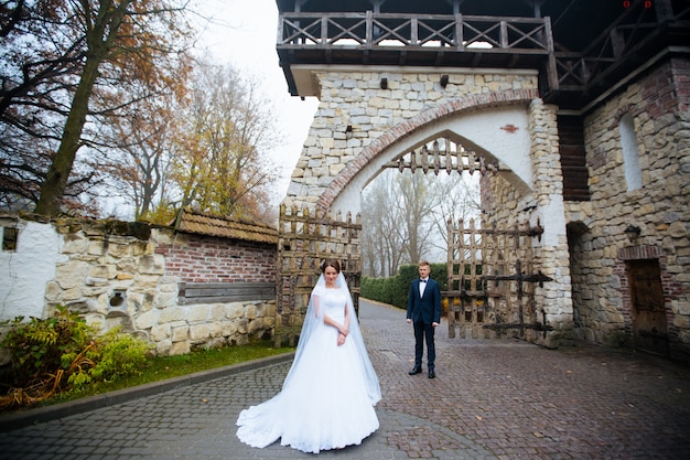 Noiva e noivo no dia do casamento ao ar livre