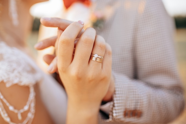 Noiva e noivo no dia do casamento se abraçando e demonstrando amor ao pôr do sol