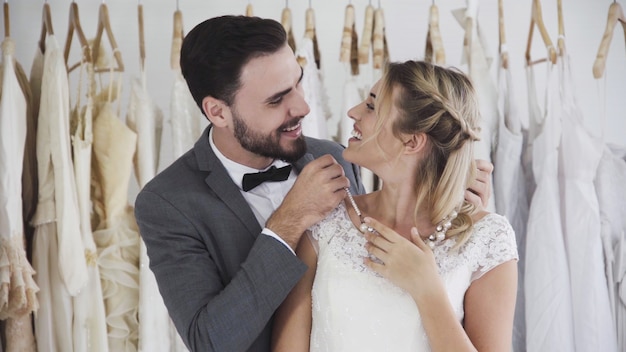 Noiva e noivo no vestido de noiva, preparem-se para se casar na cerimônia de casamento. Amor romântico de casal homem e mulher.