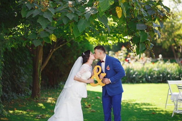 Noiva e noivo posando em um jardim