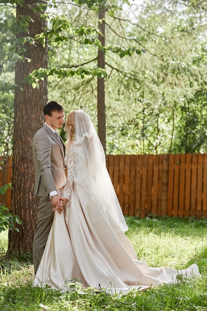 Noiva e noivo se abraçam, lindo casamento na natureza. Jovem casal amoroso