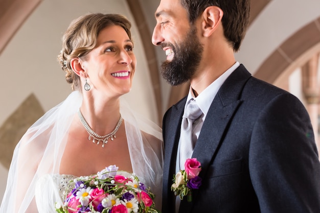 Noiva e noivo se casando em casamento na igreja