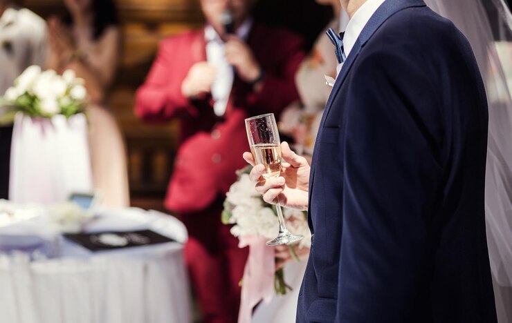 Noiva e noivo segurando copos de champanhe de casamento