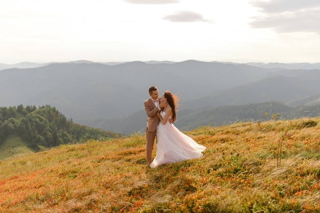 Noiva e noivo. Sessão de fotos de casamento na paisagem de montanha.