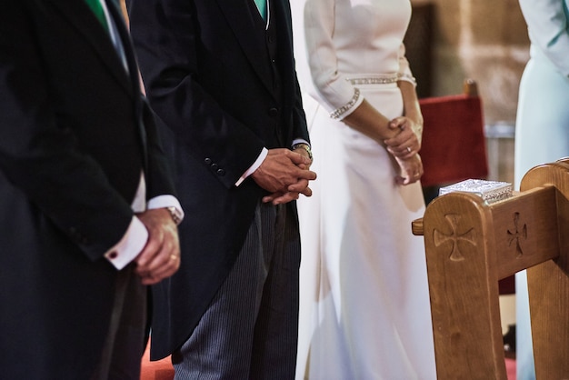 Noiva e noivo stayings em uma igreja durante a cerimônia de casamento