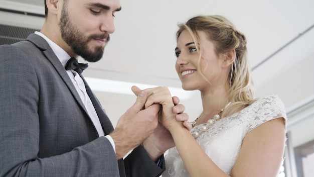 Foto noiva e noivo vestido de noiva preparar cerimônia.