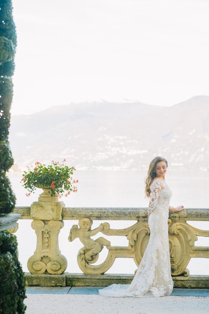 noiva e noivo véu longo e vestido branco no fundo das montanhas lago Como Itália