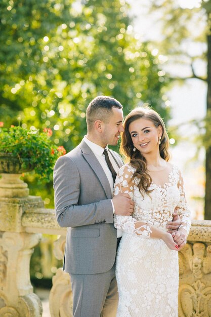 noiva e noivo véu longo e vestido branco no fundo das montanhas lago Como Itália