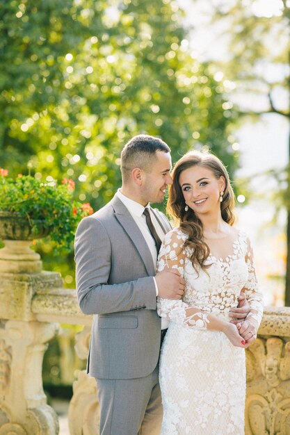 noiva e noivo véu longo e vestido branco no fundo das montanhas lago Como Itália