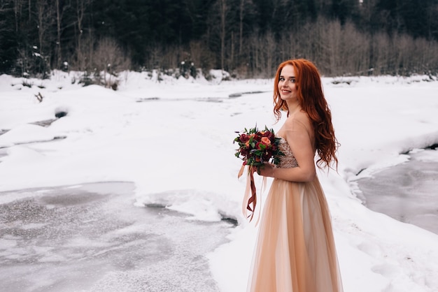 Noiva elegante em um lindo vestido, casamento no inverno, floricultura para o casamento.
