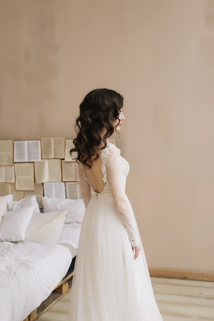 Noiva em um elegante vestido de noiva clássico. Retrato de menina bonita. Reuniões de casamento pela manhã. conceito de ternura.