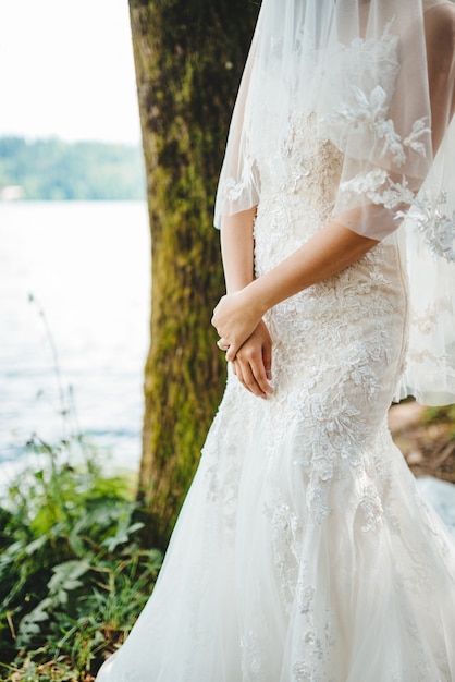 Noiva em um vestido branco com um véu na cabeça