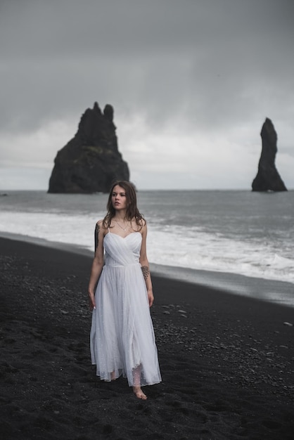 noiva em uma praia de areia preta na Islândia