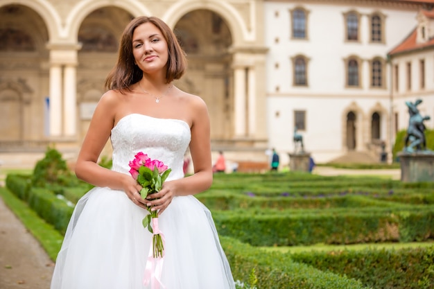 Noiva encantadora no jardim Wallenstein em Praga, República Tcheca