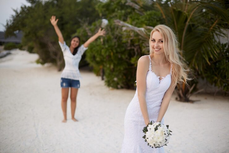 Foto noiva feliz com boquet de flores brancas na praia do resort de spa tropical de luxo está pronta para a cerimônia de casamento