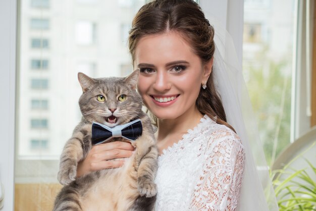 noiva feliz com gato dia do casamento retrato mulher com animal