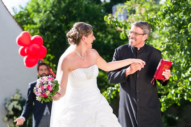 Noiva fugindo com o padre depois do casamento