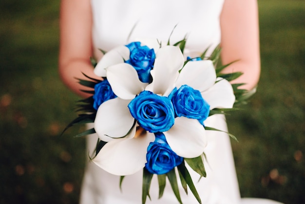 Noiva irreconhecível segurando seu buquê de flores no dia do casamento