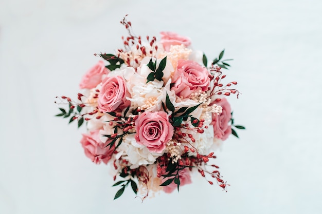 Foto noiva irreconhecível segurando seu buquê de flores no dia do casamento