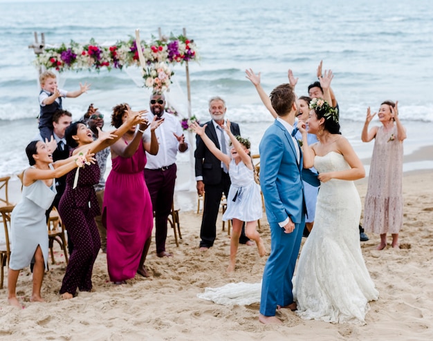 Noiva jogando o buquê no casamento