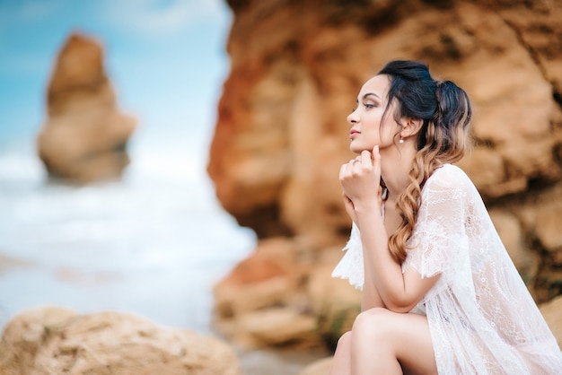 Noiva jovem de cueca na costa do mar sonha com o futuro