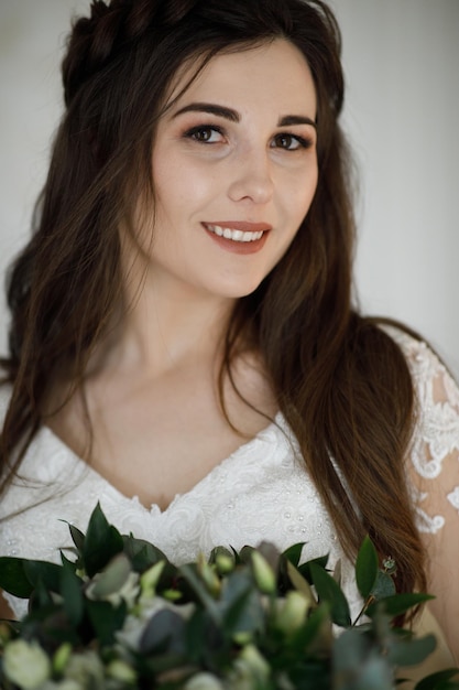 noiva jovem experimentando vestido de noiva no casamento moderno, feliz e sorridente