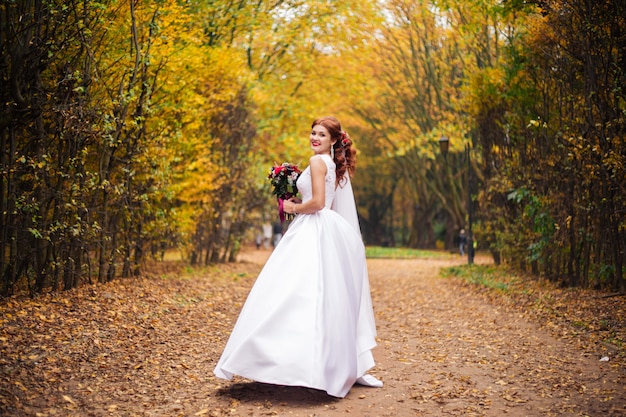 Noiva linda ao ar livre em uma floresta. Dia do casamento