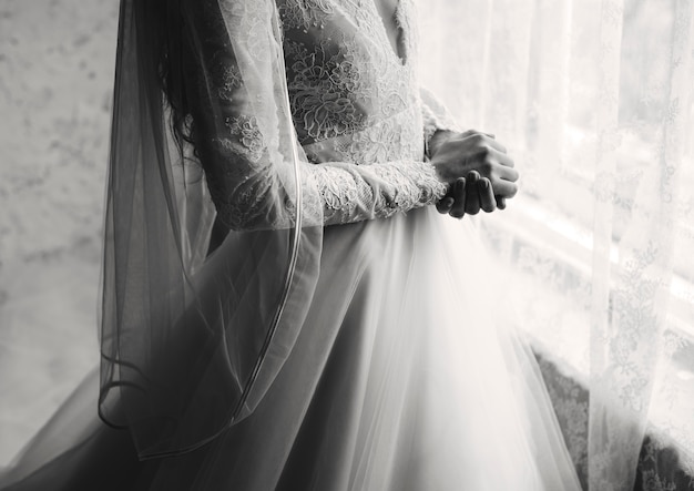 Noiva linda atraente em um vestido de noiva branco