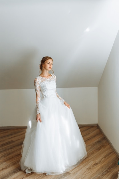 Noiva linda em um vestido de noiva