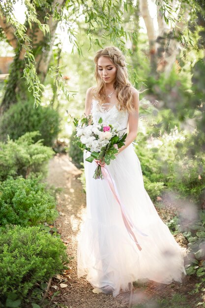 Foto noiva linda mulher em vestido de noiva branco no jardim