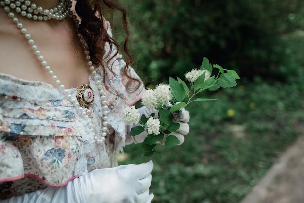 Noiva menina segurando uma flor