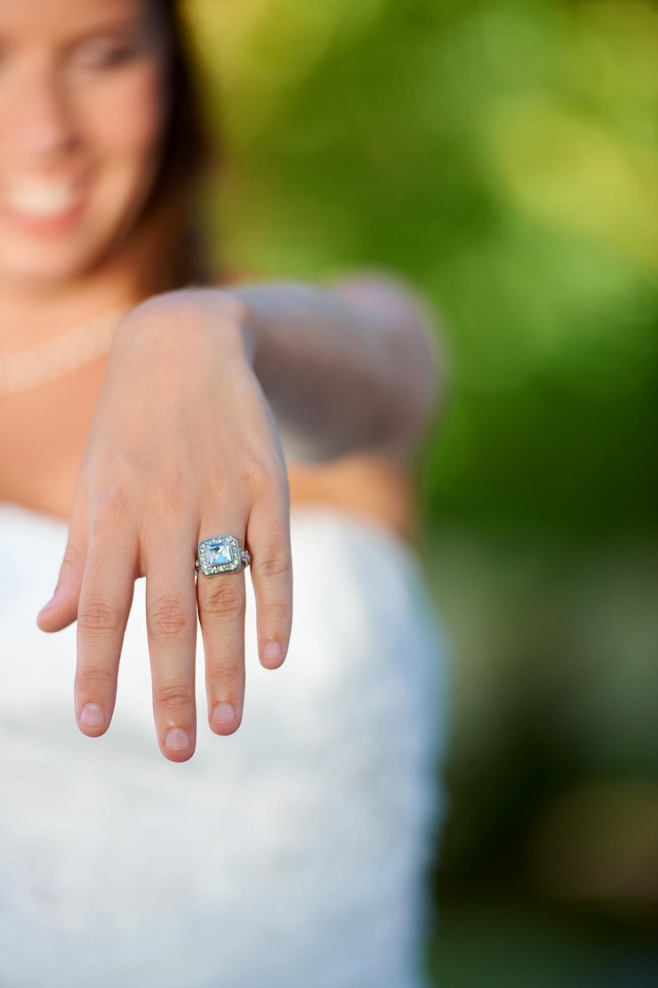 Foto noiva mulher e mão com anel de casamento ao ar livre para casamento compromisso e celebração com diamante unidade de amor e pessoa na natureza com jóias para a cerimônia fé e apoio no parque no verão