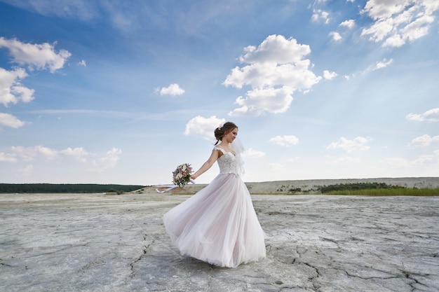 Noiva mulher, em, vestido casamento, em, deserto, dançar