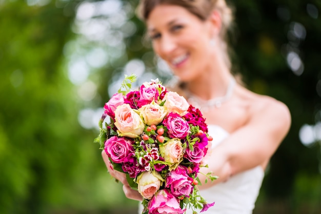 Noiva no vestido com bouquet de noiva